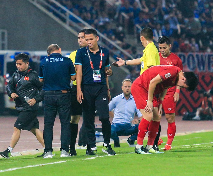Hoàng Đức bị phạm lỗi khiến HLV Park Hang-seo tranh cãi trọng tài, Tiến Linh tiếc nuối pha ngả bàn đèn - Ảnh 2.