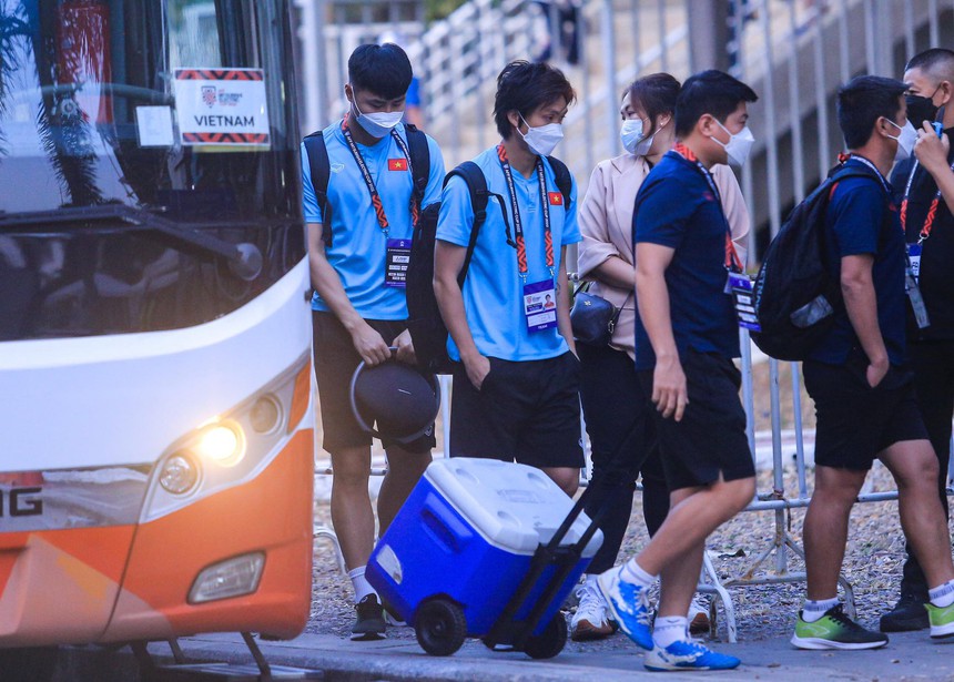 Thầy mới của Văn Toàn bất ngờ có mặt tại Thái Lan, kiên nhẫn chờ gặp học trò  - Ảnh 4.