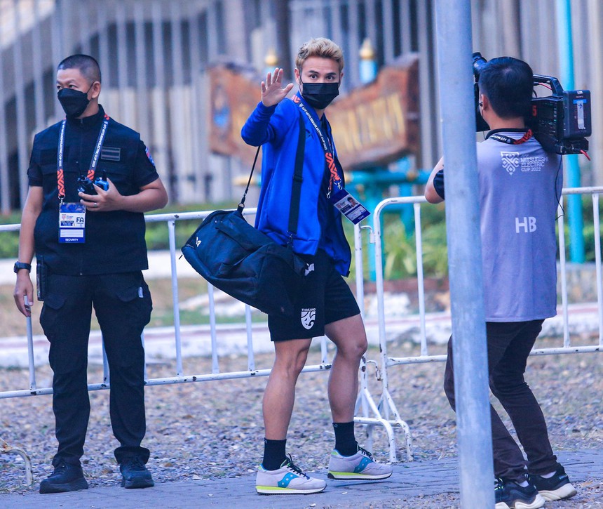 Thầy mới của Văn Toàn bất ngờ có mặt tại Thái Lan, kiên nhẫn chờ gặp học trò  - Ảnh 9.