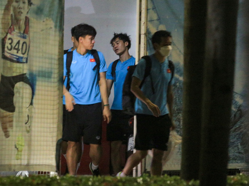 HLV Park Hang-seo ôm chầm lấy bà xã sau trận đấu cuối cùng với ĐT Việt Nam - Ảnh 8.