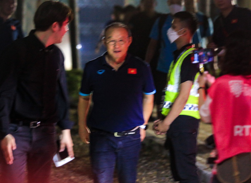 HLV Park Hang-seo ôm chầm lấy bà xã sau trận đấu cuối cùng với ĐT Việt Nam - Ảnh 3.