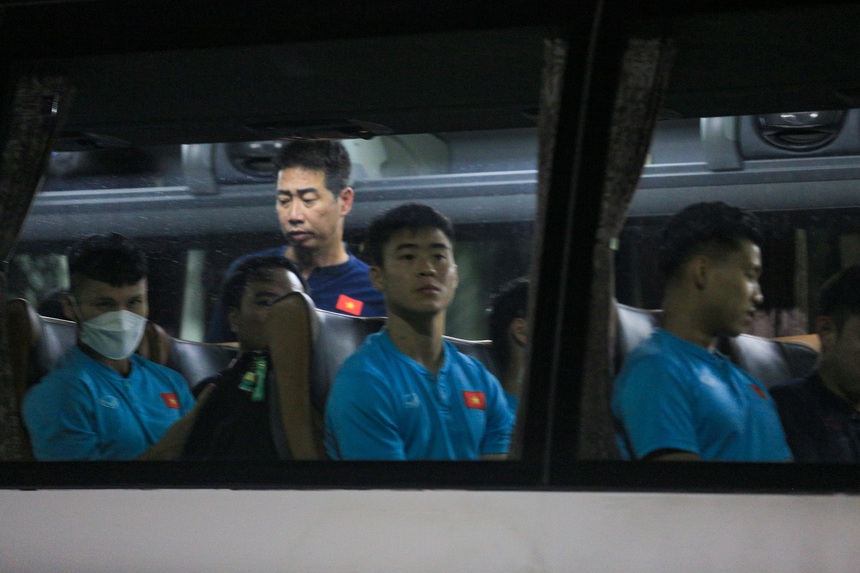 HLV Park Hang-seo ôm chầm lấy bà xã sau trận đấu cuối cùng với ĐT Việt Nam - Ảnh 6.