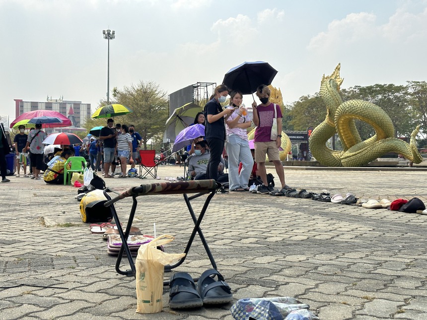 Bố mẹ Quang Hải đến Thái Lan cổ vũ, CĐV Thái Lan xếp dép chờ mua vé vào xem chung kết gặp ĐT Việt Nam - Ảnh 5. Bố mẹ Quang Hải đến Thái Lan cổ vũ, CĐV Thái Lan xếp dép chờ mua vé vào xem chung kết gặp ĐT Việt Nam - Ảnh 5.