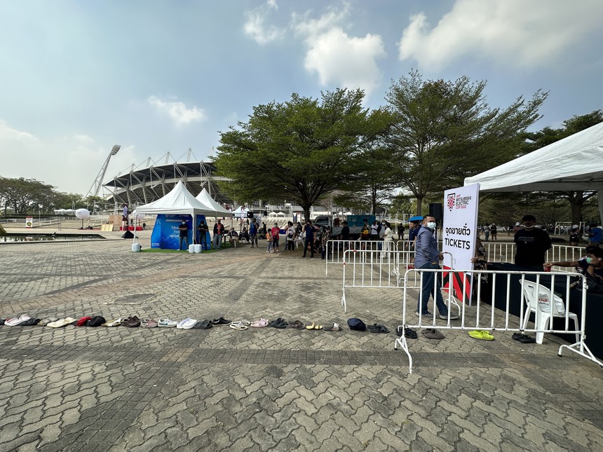 Bố mẹ Quang Hải đến Thái Lan cổ vũ, CĐV Thái Lan xếp dép chờ mua vé vào xem chung kết gặp ĐT Việt Nam - Ảnh 7. Bố mẹ Quang Hải đến Thái Lan cổ vũ, CĐV Thái Lan xếp dép chờ mua vé vào xem chung kết gặp ĐT Việt Nam - Ảnh 7.