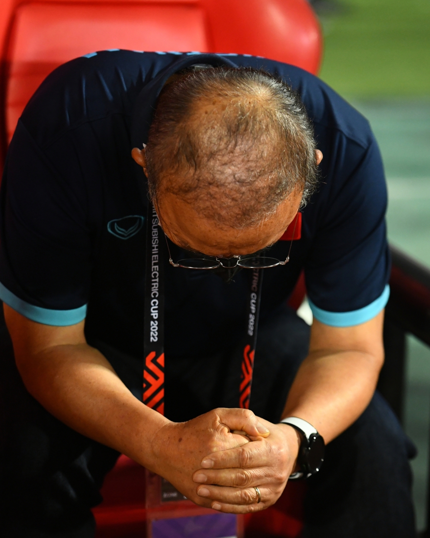 Khoảnh khắc dầy cảm xúc trong lễ chào cờ của ĐT Việt Nam trước chung kết AFF Cup 2022 - Ảnh 2. Khoảnh khắc dầy cảm xúc trong lễ chào cờ của ĐT Việt Nam trước chung kết AFF Cup 2022 - Ảnh 2.