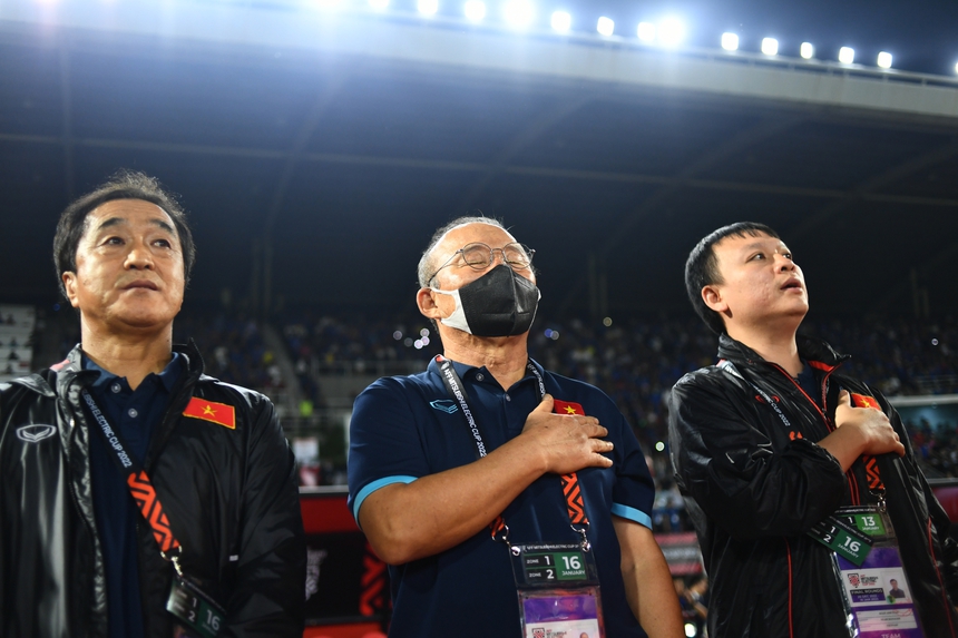 Khoảnh khắc dầy cảm xúc trong lễ chào cờ của ĐT Việt Nam trước chung kết AFF Cup 2022 - Ảnh 3. Khoảnh khắc dầy cảm xúc trong lễ chào cờ của ĐT Việt Nam trước chung kết AFF Cup 2022 - Ảnh 3.