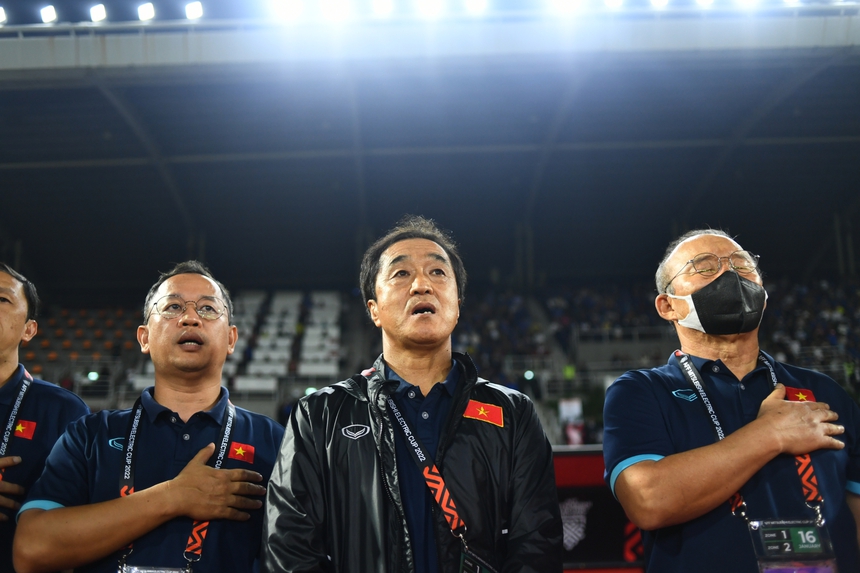 Khoảnh khắc dầy cảm xúc trong lễ chào cờ của ĐT Việt Nam trước chung kết AFF Cup 2022 - Ảnh 8. Khoảnh khắc dầy cảm xúc trong lễ chào cờ của ĐT Việt Nam trước chung kết AFF Cup 2022 - Ảnh 8.