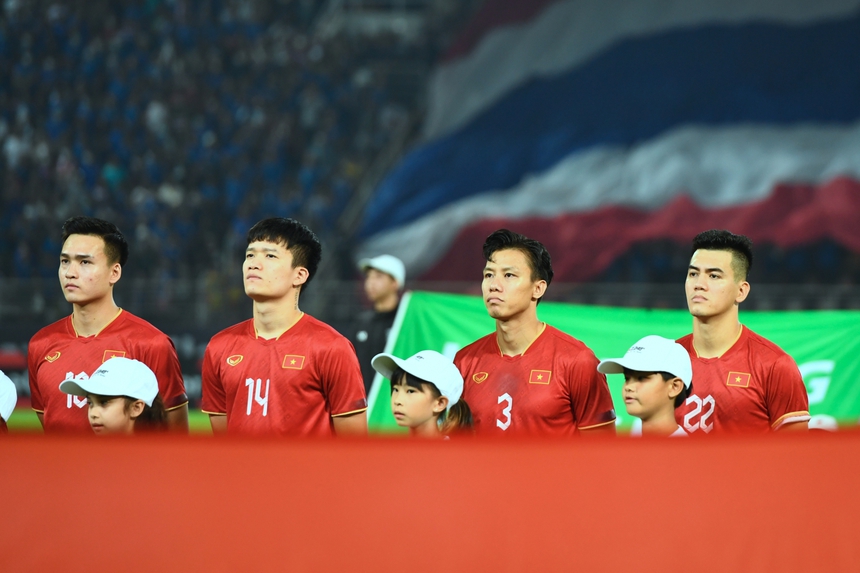 Khoảnh khắc dầy cảm xúc trong lễ chào cờ của ĐT Việt Nam trước chung kết AFF Cup 2022 - Ảnh 6. Khoảnh khắc dầy cảm xúc trong lễ chào cờ của ĐT Việt Nam trước chung kết AFF Cup 2022 - Ảnh 6.