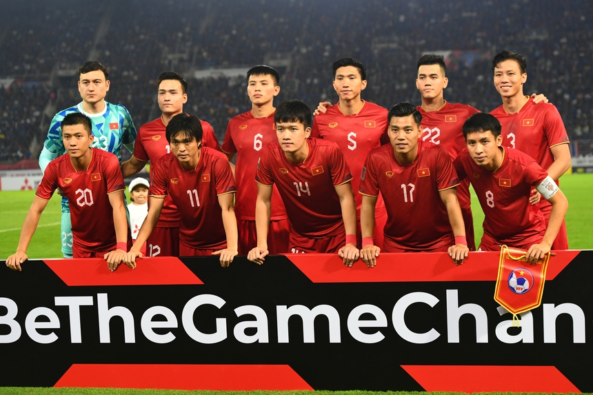 Khoảnh khắc dầy cảm xúc trong lễ chào cờ của ĐT Việt Nam trước chung kết AFF Cup 2022 - Ảnh 7. Khoảnh khắc dầy cảm xúc trong lễ chào cờ của ĐT Việt Nam trước chung kết AFF Cup 2022 - Ảnh 7.