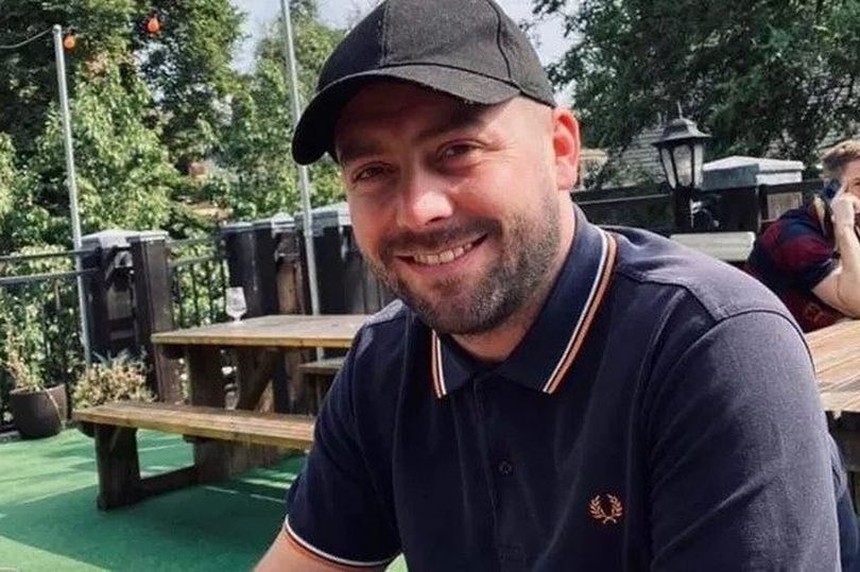 Bị côn trùng chích mấy tuần không lành, ông bố 3 con đi khám phát hiện mắc ung thư máu - Ảnh 2. Bị côn trùng chích mấy tuần không lành, ông bố 3 con đi khám phát hiện mắc ung thư máu - Ảnh 2.