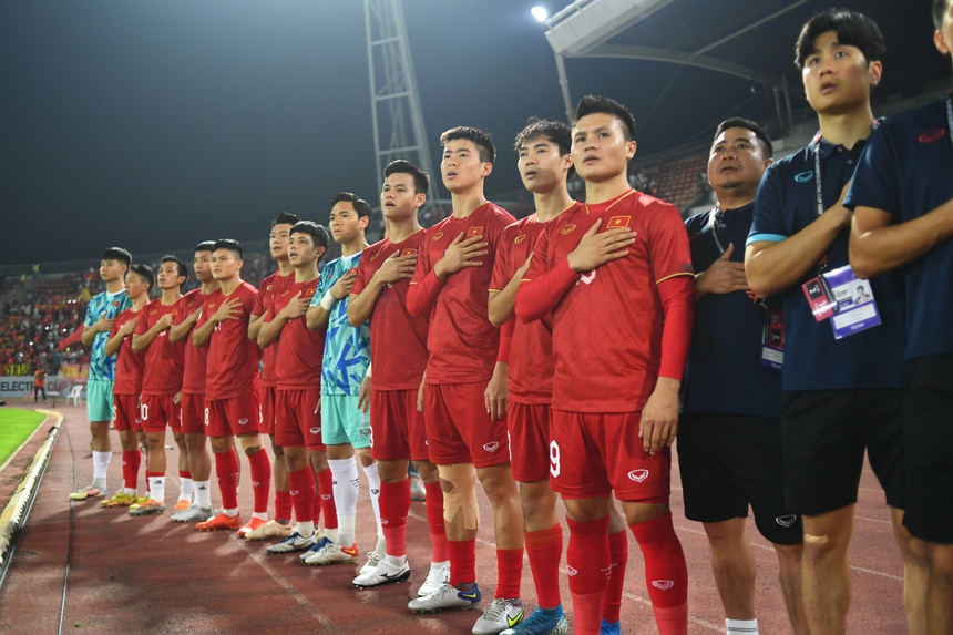 Khoảnh khắc dầy cảm xúc trong lễ chào cờ của ĐT Việt Nam trước chung kết AFF Cup 2022 - Ảnh 4. Khoảnh khắc dầy cảm xúc trong lễ chào cờ của ĐT Việt Nam trước chung kết AFF Cup 2022 - Ảnh 4.