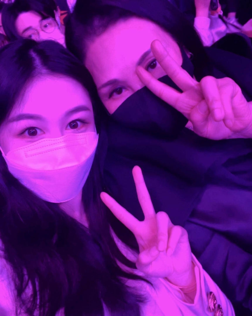 Con gái "biểu tượng gợi cảm Hong Kong" Khâu Thục Trinh gây sốt với khoảnh khắc chung khung hình với Rosé (BLACKPINK) - Ảnh 2.