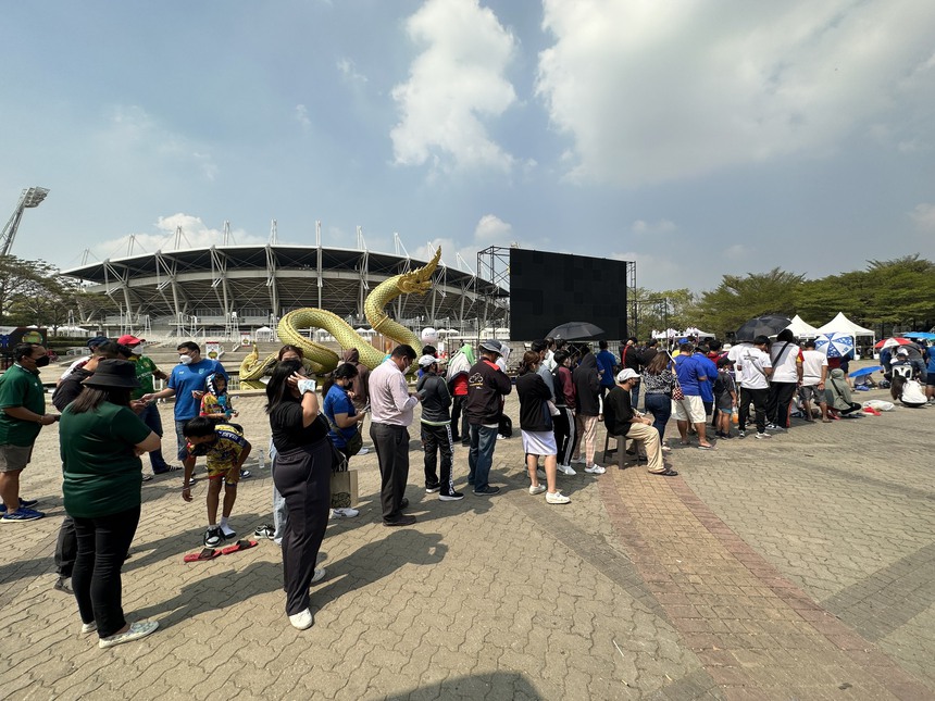 Bố mẹ Quang Hải đến Thái Lan cổ vũ, CĐV Thái Lan xếp dép chờ mua vé vào xem chung kết gặp ĐT Việt Nam - Ảnh 3. Bố mẹ Quang Hải đến Thái Lan cổ vũ, CĐV Thái Lan xếp dép chờ mua vé vào xem chung kết gặp ĐT Việt Nam - Ảnh 3.