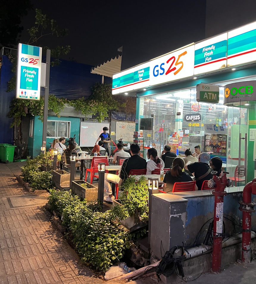 Hàng quán TP.HCM trang bị màn hình xịn, giới trẻ tụ tập đông đúc xem chung kết bóng đá AFF Cup  - Ảnh 4.