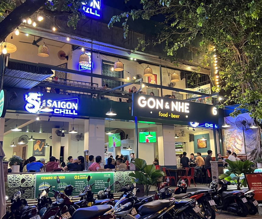 Hàng quán TP.HCM trang bị màn hình xịn, giới trẻ tụ tập đông đúc xem chung kết bóng đá AFF Cup  - Ảnh 8.