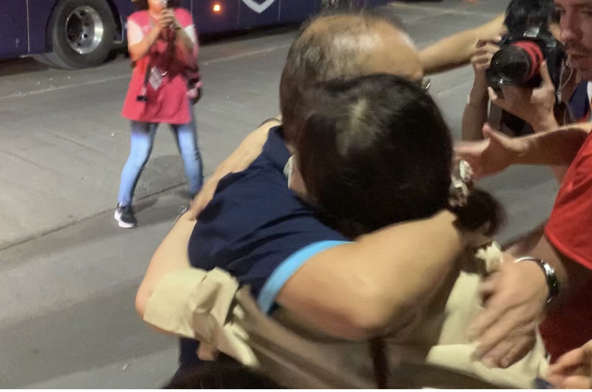 HLV Park Hang-seo ôm chầm lấy bà xã sau trận đấu cuối cùng với ĐT Việt Nam - Ảnh 5.