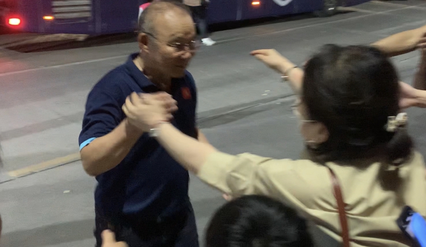 HLV Park Hang-seo ôm chầm lấy bà xã sau trận đấu cuối cùng với ĐT Việt Nam - Ảnh 4.