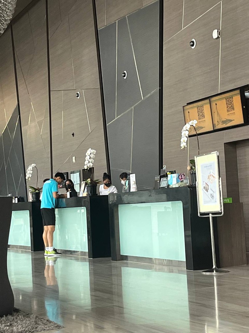 Văn Hậu mang vé mời gửi cho bạn gái - Ảnh 1.