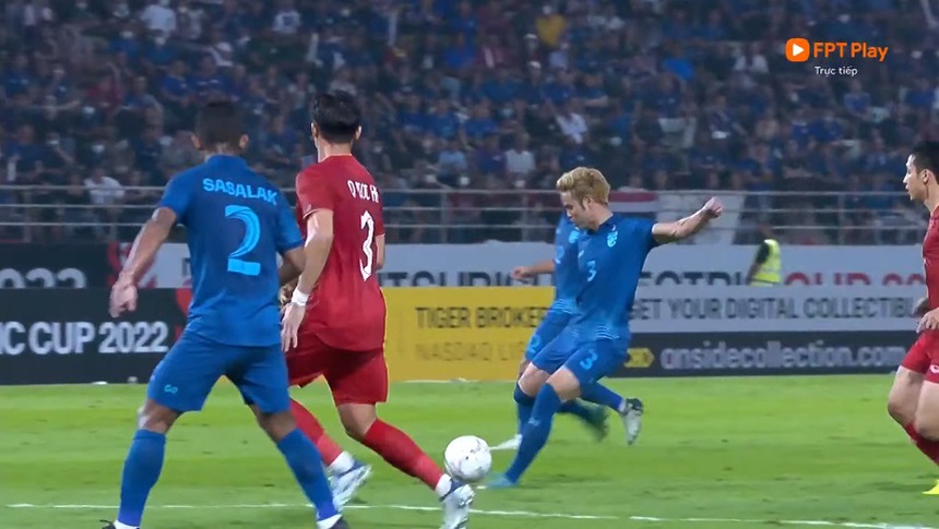 Theerathon xé lưới Văn Lâm bằng siêu phẩm sút xa - Ảnh 3.