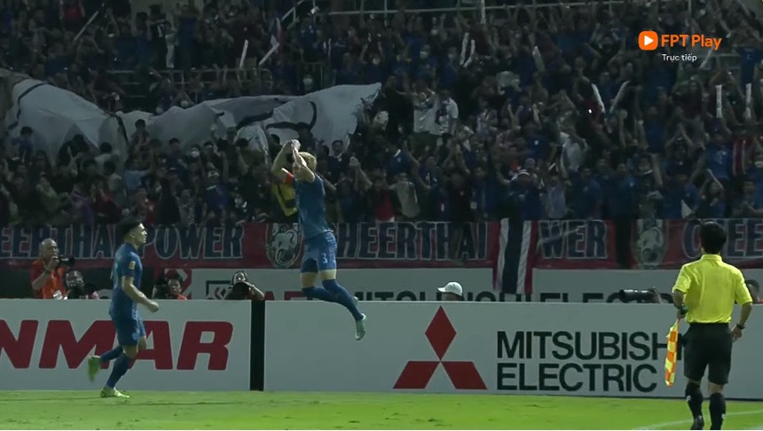 Theerathon xé lưới Văn Lâm bằng siêu phẩm sút xa - Ảnh 4.