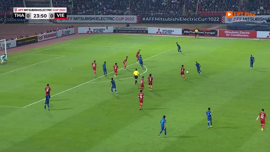 Theerathon xé lưới Văn Lâm bằng siêu phẩm sút xa - Ảnh 2.