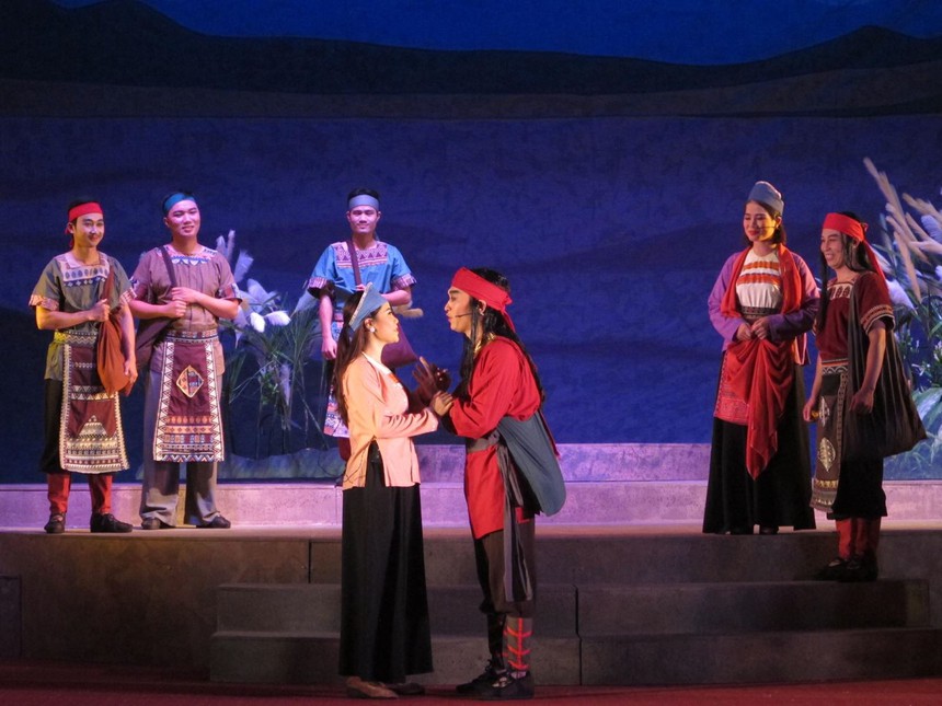 Tác giả Lê Thế Song: Muốn thu hút khán giả, sân khấu truyền thống cần đổi mới - Ảnh 2. Tác giả Lê Thế Song: Muốn thu hút khán giả, sân khấu truyền thống cần đổi mới - Ảnh 2.