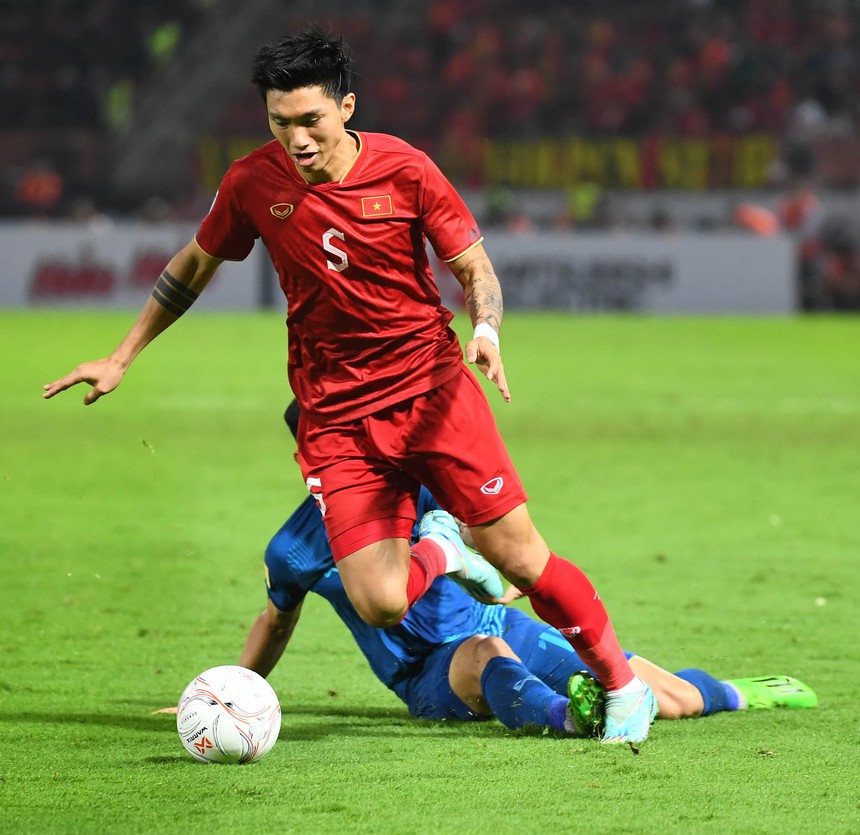 Văn Hậu bị đánh lén vào gáy, Việt Anh chỉ mặt cầu thủ Thái Lan cảnh cáo - Ảnh 8.