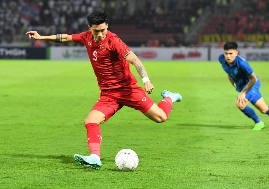 Văn Hậu bị đánh lén vào gáy, Việt Anh chỉ mặt cầu thủ Thái Lan cảnh cáo - Ảnh 9.