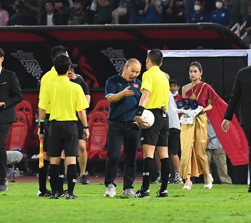 HLV Park Hang-seo "gắt" trọng tài đến những giây phút cuối cùng dẫn dắt ĐT Việt Nam - Ảnh 1.