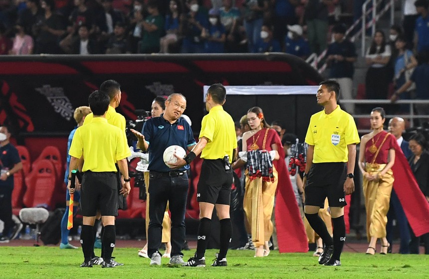 HLV Park Hang-seo "gắt" trọng tài đến những giây phút cuối cùng dẫn dắt ĐT Việt Nam - Ảnh 2.