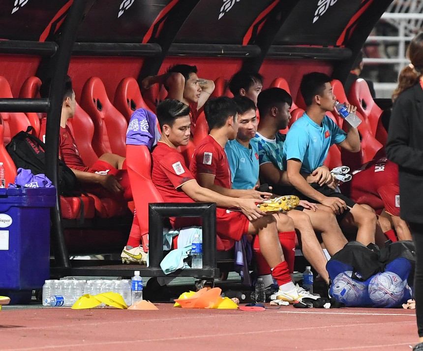 Bùi Tiến Dũng nắm chặt tay vợ, người thân cầu thủ buồn bã sau trận thua ĐT Thái Lan - Ảnh 8. Bùi Tiến Dũng nắm chặt tay vợ, người thân cầu thủ buồn bã sau trận thua ĐT Thái Lan - Ảnh 8.