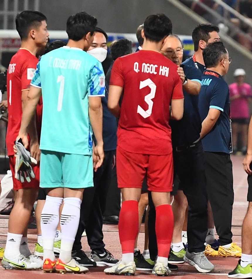 HLV Park Hang-seo có cử chỉ tình cảm với trợ lý Lee Young-jin: Đôi bạn già đã cùng nhau khép lại hành trình lịch sử cùng bóng đá Việt Nam - Ảnh 7. HLV Park Hang-seo có cử chỉ tình cảm với trợ lý Lee Young-jin: Đôi bạn già đã cùng nhau khép lại hành trình lịch sử cùng bóng đá Việt Nam - Ảnh 7.