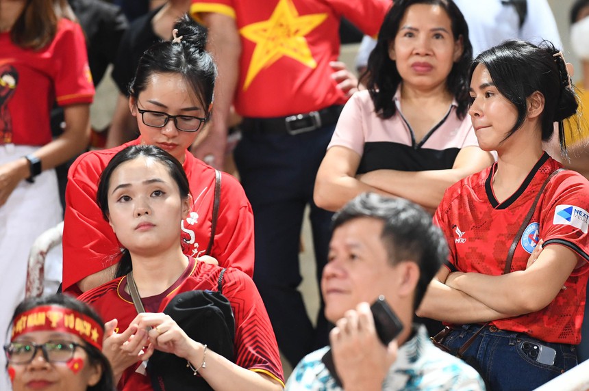 Bùi Tiến Dũng nắm chặt tay vợ, người thân cầu thủ buồn bã sau trận thua ĐT Thái Lan - Ảnh 7. Bùi Tiến Dũng nắm chặt tay vợ, người thân cầu thủ buồn bã sau trận thua ĐT Thái Lan - Ảnh 7.