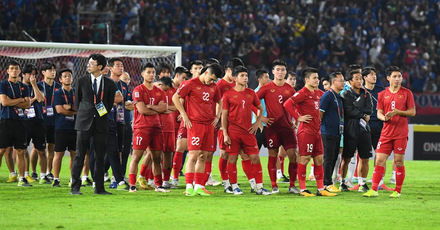 Bùi Tiến Dũng nắm chặt tay vợ, người thân cầu thủ buồn bã sau trận thua ĐT Thái Lan - Ảnh 9. Bùi Tiến Dũng nắm chặt tay vợ, người thân cầu thủ buồn bã sau trận thua ĐT Thái Lan - Ảnh 9.