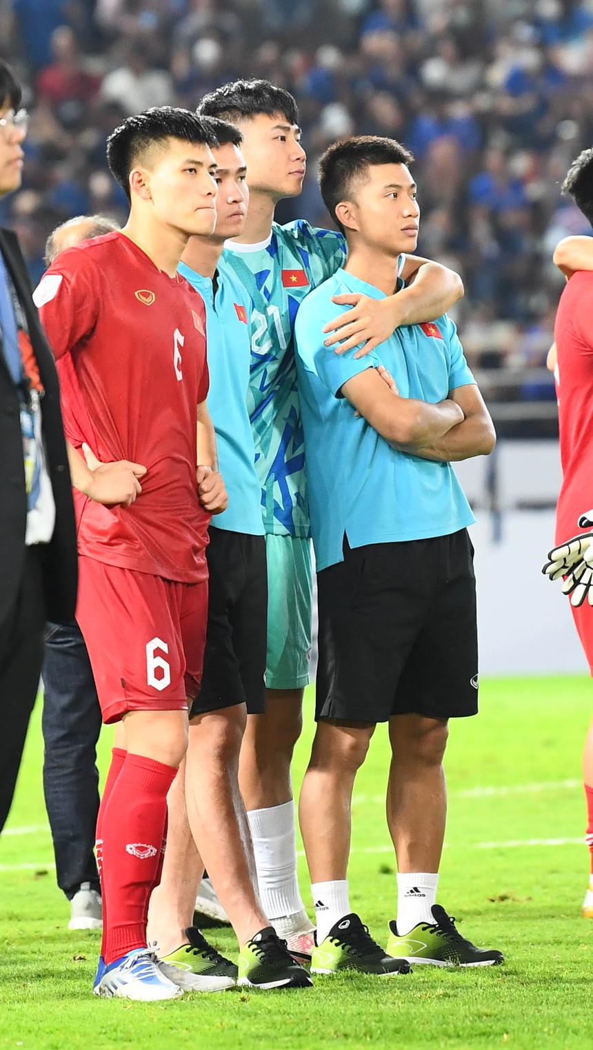 Bùi Tiến Dũng nắm chặt tay vợ, người thân cầu thủ buồn bã sau trận thua ĐT Thái Lan - Ảnh 10. Bùi Tiến Dũng nắm chặt tay vợ, người thân cầu thủ buồn bã sau trận thua ĐT Thái Lan - Ảnh 10.