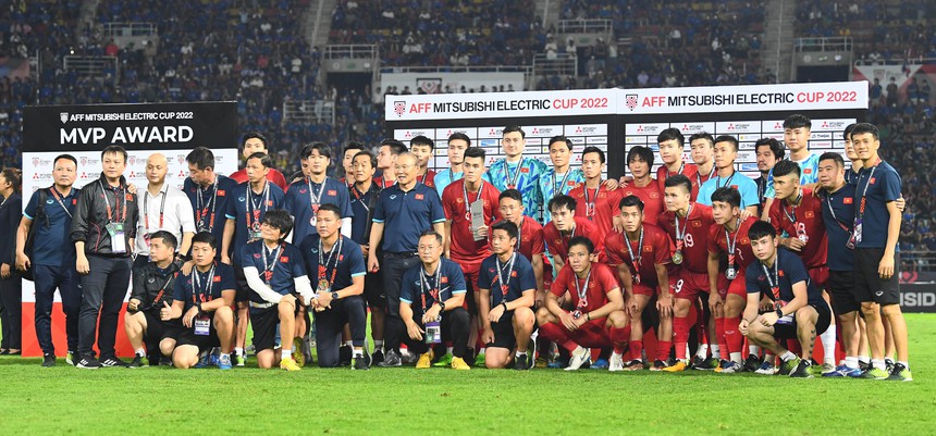 HLV Park Hang-seo có cử chỉ tình cảm với trợ lý Lee Young-jin: Đôi bạn già đã cùng nhau khép lại hành trình lịch sử cùng bóng đá Việt Nam - Ảnh 3. HLV Park Hang-seo có cử chỉ tình cảm với trợ lý Lee Young-jin: Đôi bạn già đã cùng nhau khép lại hành trình lịch sử cùng bóng đá Việt Nam - Ảnh 3.