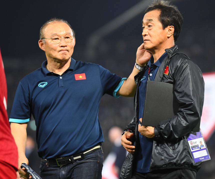 HLV Park Hang-seo có cử chỉ tình cảm với trợ lý Lee Young-jin: Đôi bạn già đã cùng nhau khép lại hành trình lịch sử cùng bóng đá Việt Nam - Ảnh 1. HLV Park Hang-seo có cử chỉ tình cảm với trợ lý Lee Young-jin: Đôi bạn già đã cùng nhau khép lại hành trình lịch sử cùng bóng đá Việt Nam - Ảnh 1.