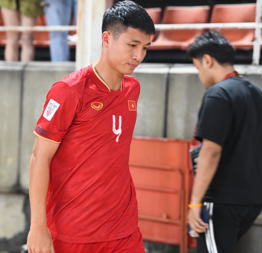 Bùi Tiến Dũng nắm chặt tay vợ, người thân cầu thủ buồn bã sau trận thua ĐT Thái Lan - Ảnh 2. Bùi Tiến Dũng nắm chặt tay vợ, người thân cầu thủ buồn bã sau trận thua ĐT Thái Lan - Ảnh 2.