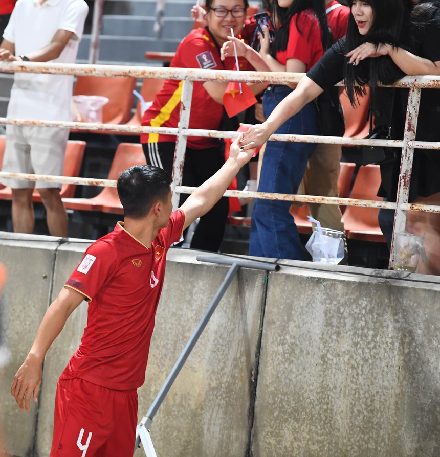 Bùi Tiến Dũng nắm chặt tay vợ, người thân cầu thủ buồn bã sau trận thua ĐT Thái Lan - Ảnh 1. Bùi Tiến Dũng nắm chặt tay vợ, người thân cầu thủ buồn bã sau trận thua ĐT Thái Lan - Ảnh 1.