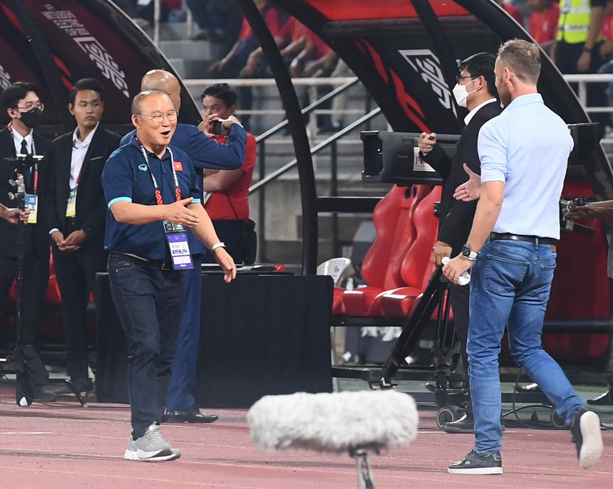 HLV Park Hang-seo có cử chỉ tình cảm với trợ lý Lee Young-jin: Đôi bạn già đã cùng nhau khép lại hành trình lịch sử cùng bóng đá Việt Nam - Ảnh 8. HLV Park Hang-seo có cử chỉ tình cảm với trợ lý Lee Young-jin: Đôi bạn già đã cùng nhau khép lại hành trình lịch sử cùng bóng đá Việt Nam - Ảnh 8.