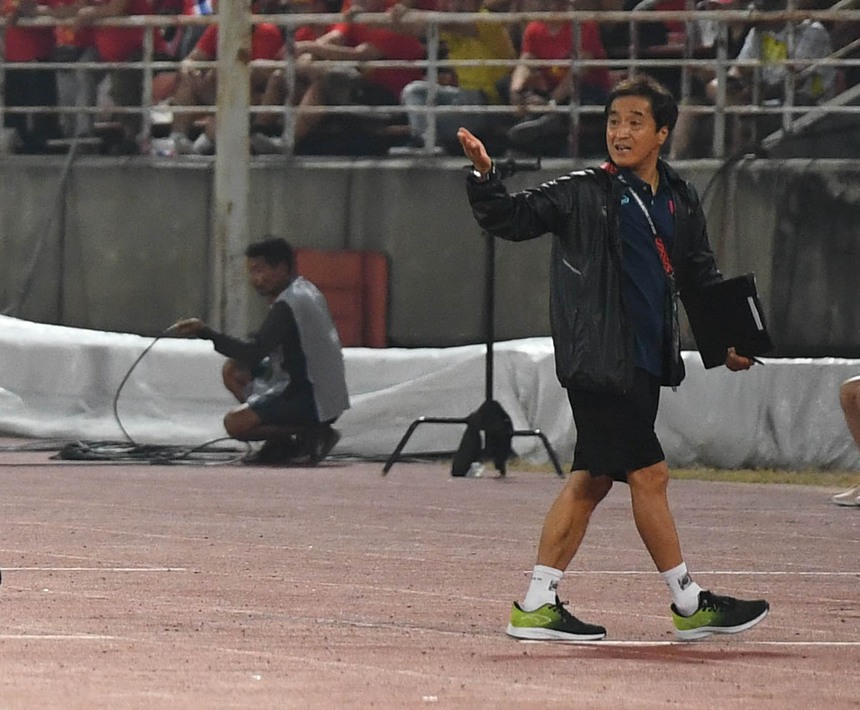 HLV Park Hang-seo có cử chỉ tình cảm với trợ lý Lee Young-jin: Đôi bạn già đã cùng nhau khép lại hành trình lịch sử cùng bóng đá Việt Nam - Ảnh 5. HLV Park Hang-seo có cử chỉ tình cảm với trợ lý Lee Young-jin: Đôi bạn già đã cùng nhau khép lại hành trình lịch sử cùng bóng đá Việt Nam - Ảnh 5.