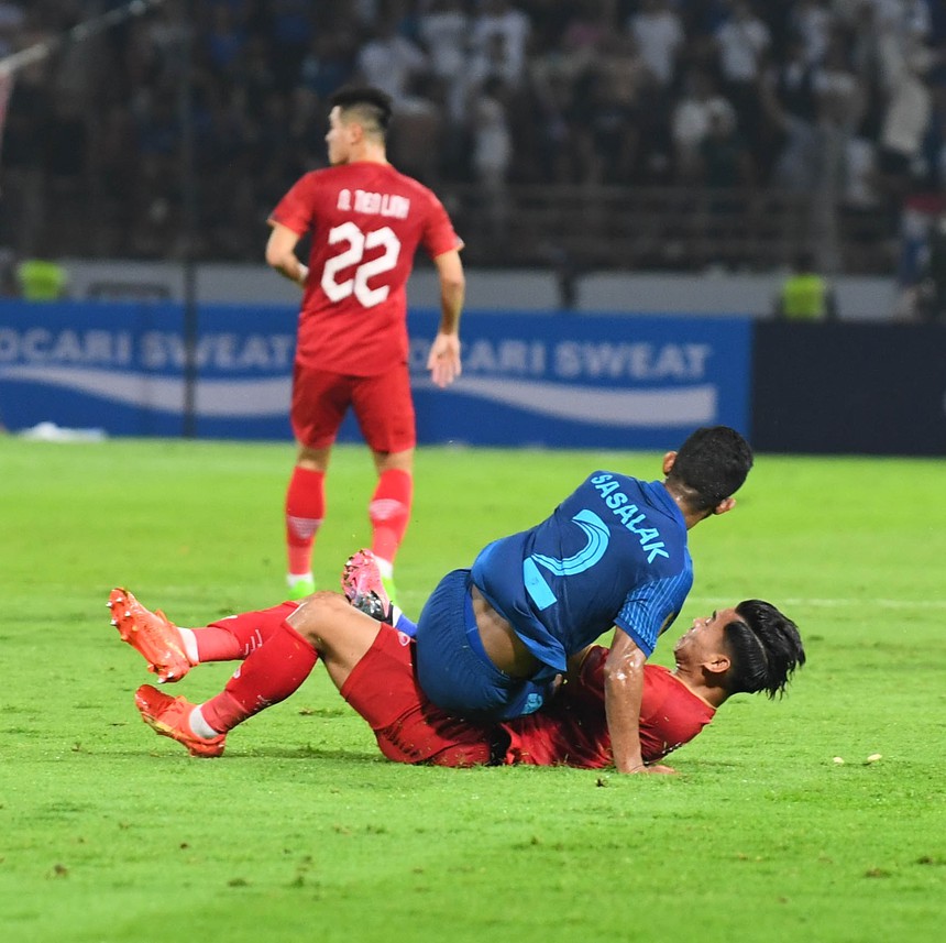 Văn Hậu bị đánh lén vào gáy, Việt Anh chỉ mặt cầu thủ Thái Lan cảnh cáo - Ảnh 1.