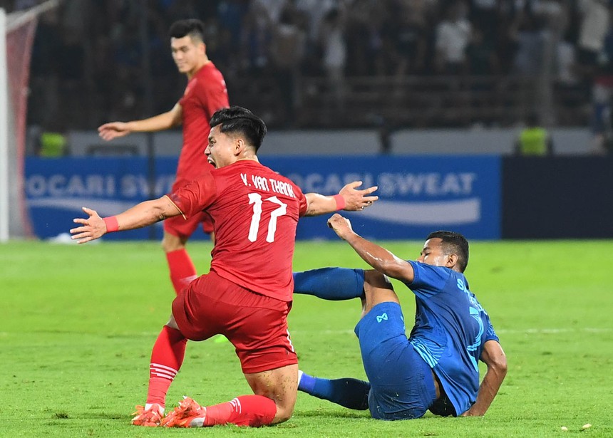 Văn Hậu bị đánh lén vào gáy, Việt Anh chỉ mặt cầu thủ Thái Lan cảnh cáo - Ảnh 2.