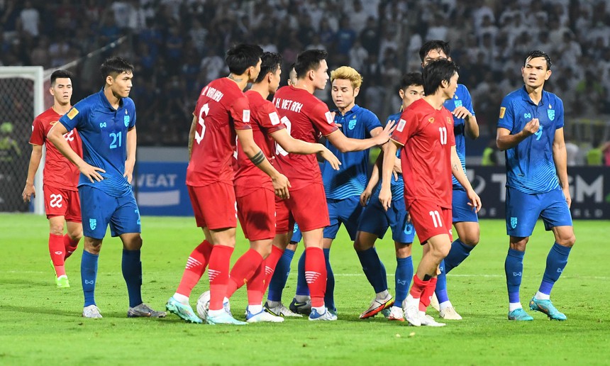 Văn Hậu bị đánh lén vào gáy, Việt Anh chỉ mặt cầu thủ Thái Lan cảnh cáo - Ảnh 5.
