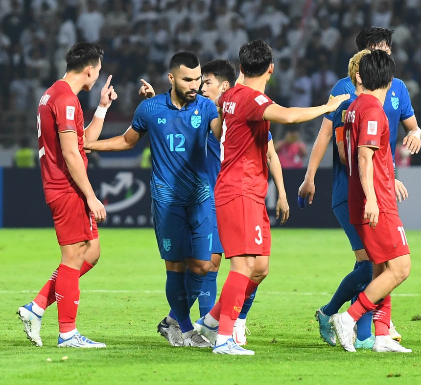 Văn Hậu bị đánh lén vào gáy, Việt Anh chỉ mặt cầu thủ Thái Lan cảnh cáo - Ảnh 6.