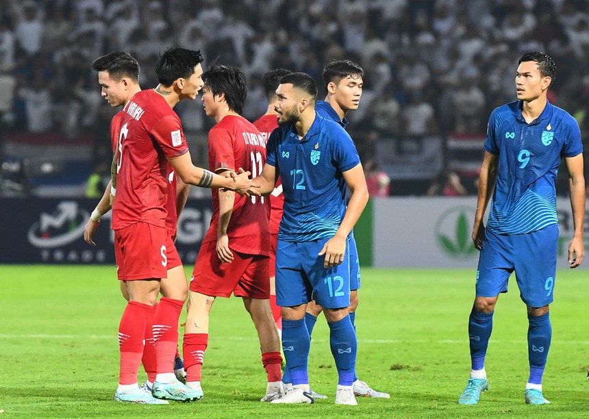 Văn Hậu bị đánh lén vào gáy, Việt Anh chỉ mặt cầu thủ Thái Lan cảnh cáo - Ảnh 7.