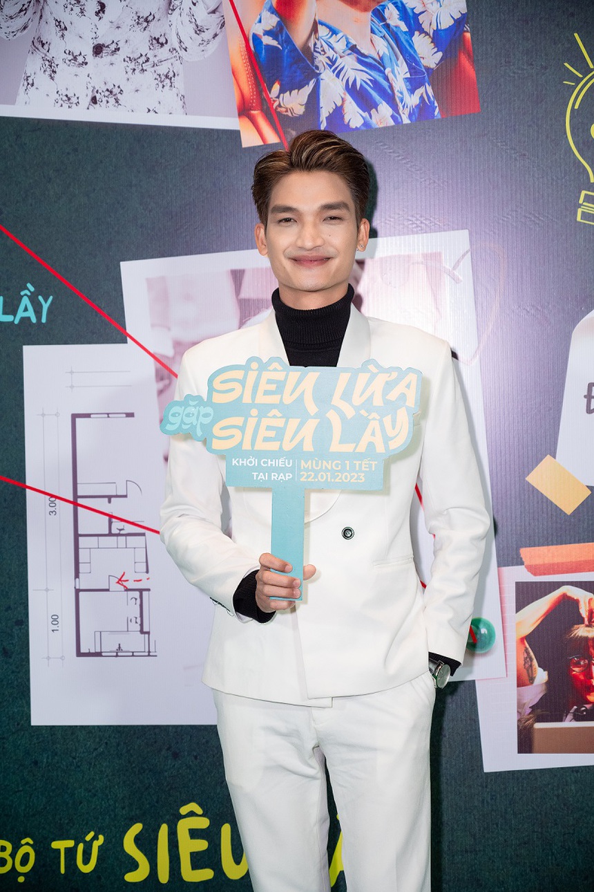 Mạc Văn Khoa ngượng ngùng, nép mình sau lưng Anh Tú - Ảnh 3. Mạc Văn Khoa ngượng ngùng, nép mình sau lưng Anh Tú - Ảnh 3.