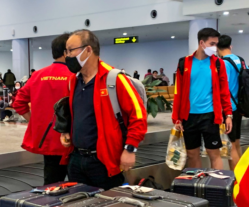 Đội tuyển Việt Nam về nước: Các cầu thủ mệt nhoài, ngồi chờ lấy hành lý - Ảnh 1. Đội tuyển Việt Nam về nước: Các cầu thủ mệt nhoài, ngồi chờ lấy hành lý - Ảnh 1.