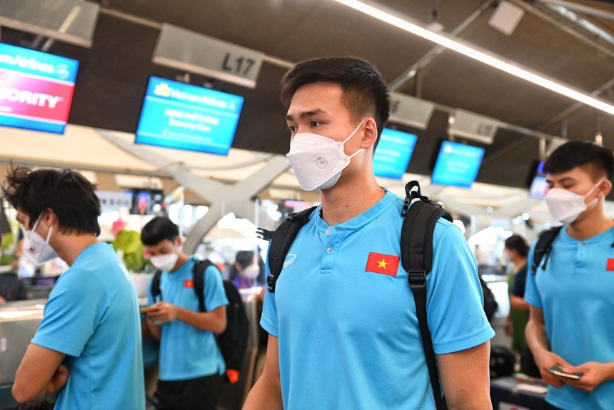 HLV Park Hang-seo tạm biệt bà xã để trở về Việt Nam - Ảnh 4.