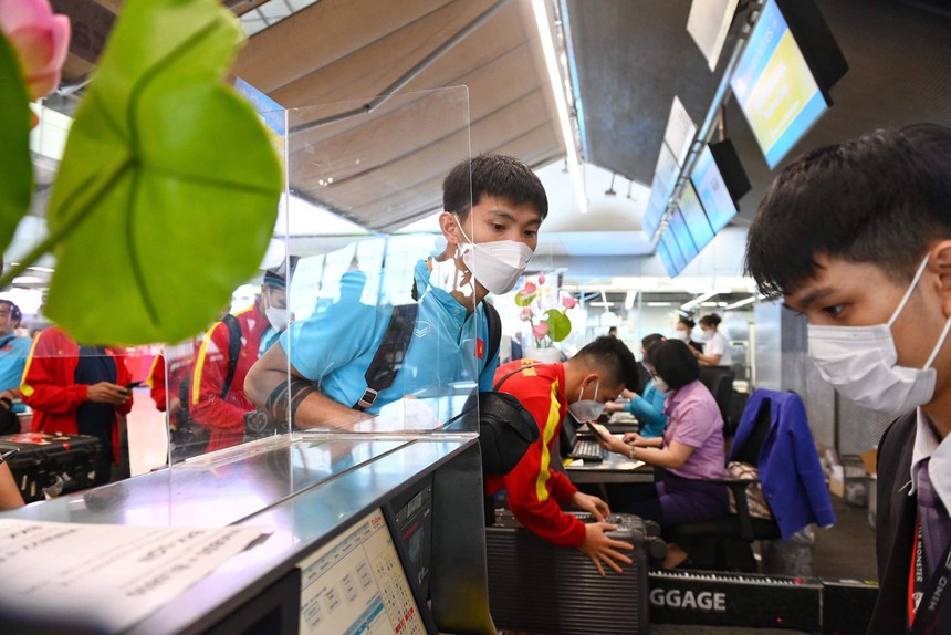 HLV Park Hang-seo tạm biệt bà xã để trở về Việt Nam - Ảnh 6.